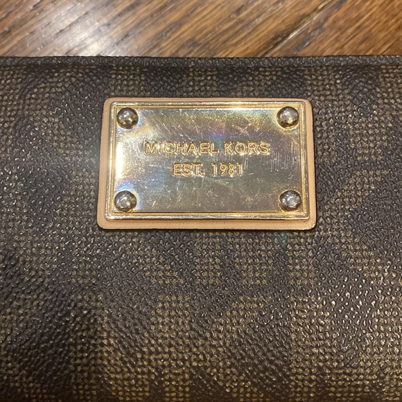 Michael Kors wristlet - Picture 2 of 8